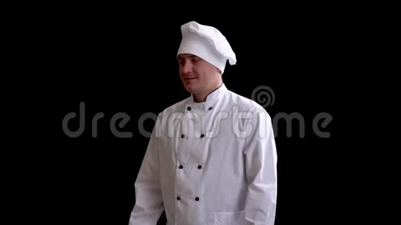成年白人男性穿着黑色背景的厨师服双手签名视频的预览图