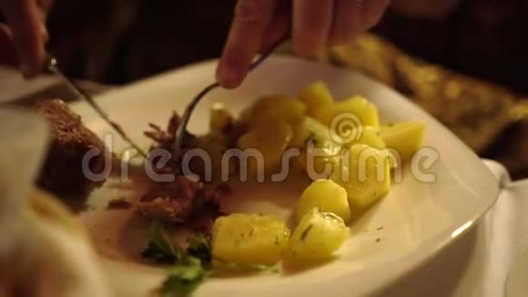 女人度假时在海边餐厅吃牛排和土豆视频的预览图