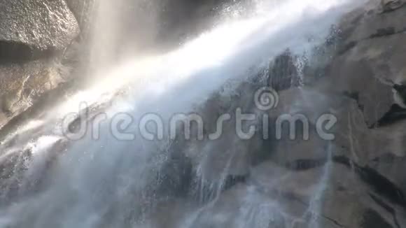 喷着雾蒙蒙的瀑布视频的预览图