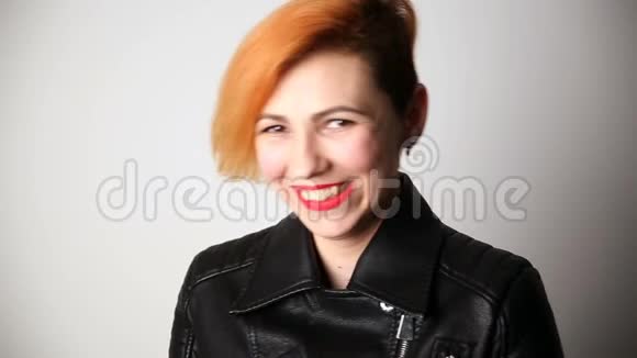 现代青年一个笑的女人的肖像外表不寻常红头发有创意的发型皮革视频的预览图