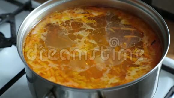 煤气炉上用锅煮的蔬菜汤视频的预览图