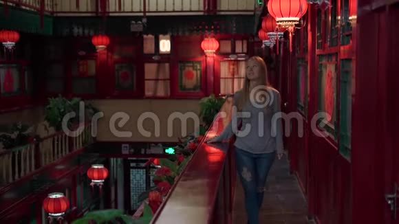 一位在中国度假的快乐女游客的慢镜头游中国概念72小时免签证过境视频的预览图