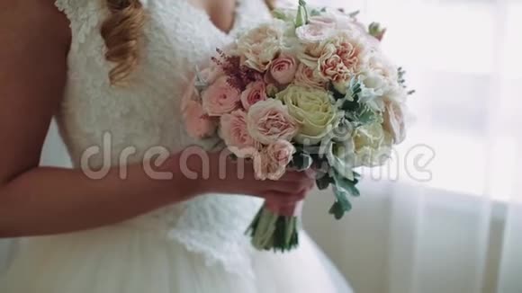 早安新娘新娘把花抱在怀里转过身来关门视频的预览图