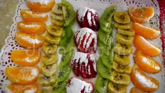 健康饮食水果多样的节日甜点桌上草莓猕猴桃香蕉蜜饯粉精美的食品设计视频的预览图