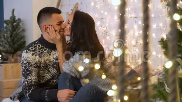 在圣诞节接吻拥抱视频的预览图