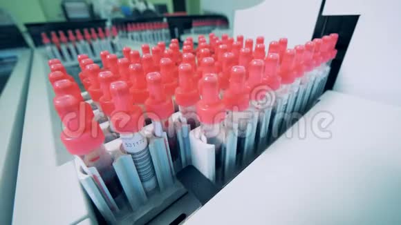 多瓶带血特写一台特殊的机器在诊所的试管中检测血样视频的预览图