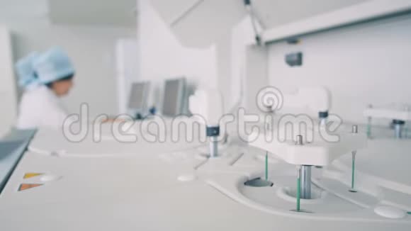 一台机器检查样本而护士则在电脑上工作高清视频的预览图