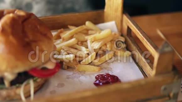 镜头从女性手中移动拿着炸薯条边吃边露出笑脸慢镜头视频的预览图