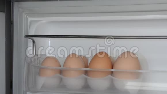 一个人从冰箱的架子上拿一个鸡蛋视频的预览图