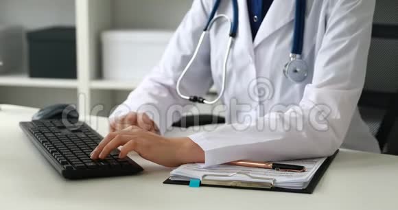 女医生在键盘上打字的裁剪图像视频的预览图