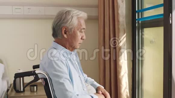 一个人坐在轮椅上的亚裔老人视频的预览图