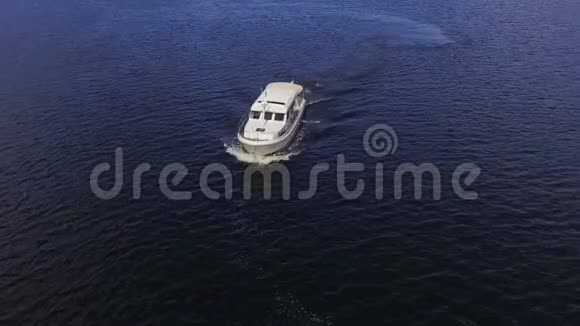 快速游艇在河上漂浮的鸟瞰图视频的预览图