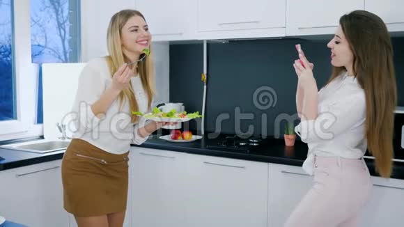 有魅力的女性带着健康的食物在家厨房的小工具上摆姿势拍照视频的预览图