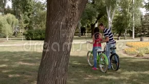 高清情侣骑着自行车在户外接吻视频的预览图