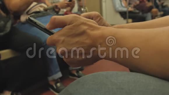 在地铁上旅行时闲人使用手机无线互联网上的公共交通概念青年视频的预览图