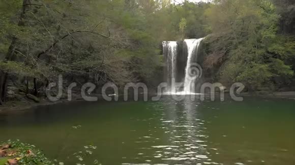 西班牙阴天森林上的漂亮瀑布无人机镜头视频的预览图