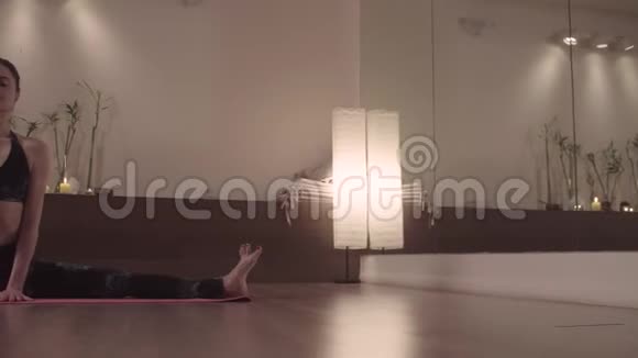 漂亮的女人在漂亮的工作室练习瑜伽视频的预览图