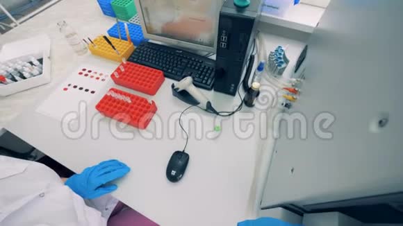 一名护士在科学实验室与离心机合作关闭视频的预览图