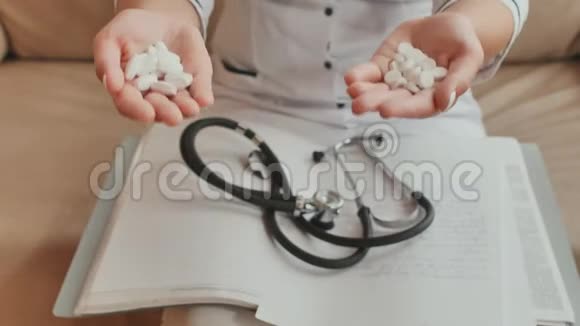 一位女医生抱着她给她送来许多白色药丸视频的预览图