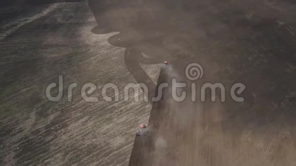 拖拉机耕种土地用拖拉机俯瞰丰收的田野耕地农业机械视频的预览图