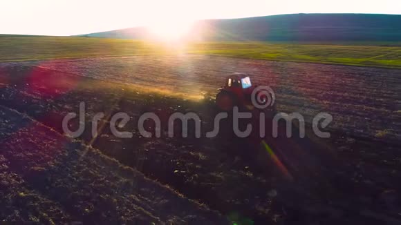 栽培拖拉机对收获田的鸟瞰农民耕茬地视频的预览图