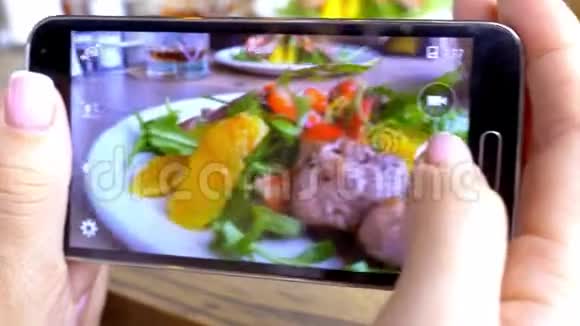 女性手用智能手机拍摄时髦早餐特写镜头4K视频的预览图