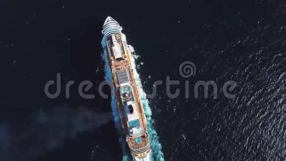 高空俯视豪华大型游船全速航行于开阔水域豪华度假理念库存大型视频的预览图