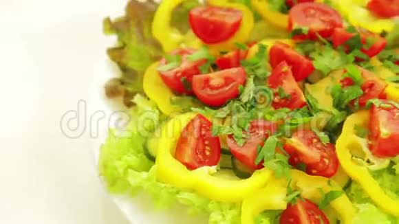白色盘子上的新鲜蔬菜沙拉板旋转360度视频的预览图