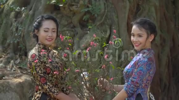 两个美丽的亚洲女孩视频的预览图