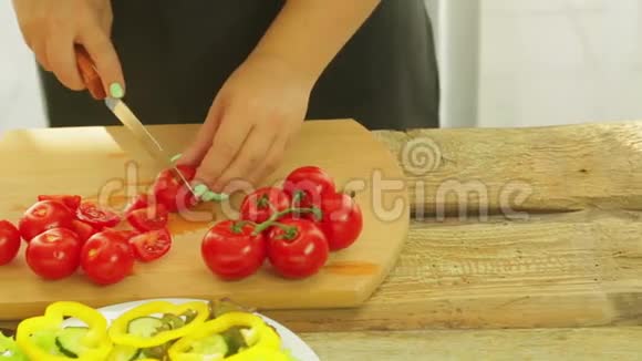 一个女人手里拿着一把刀切樱桃西红柿做沙拉视频的预览图