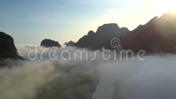 日出前浓雾笼罩群山视频的预览图