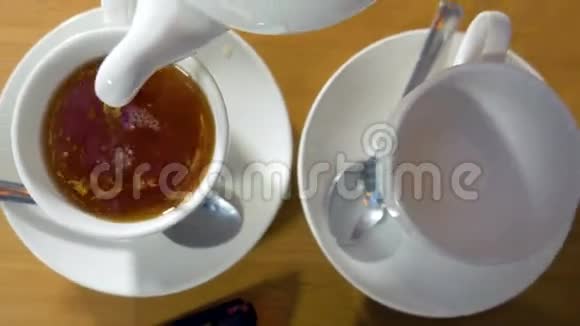 茶被倒进茶杯里视频的预览图