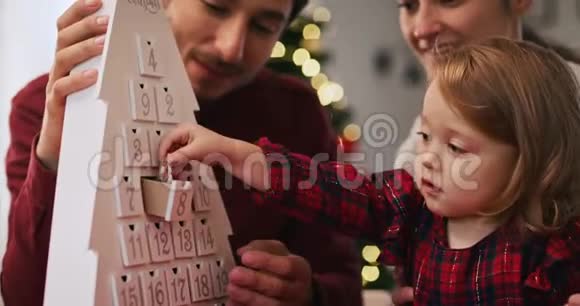 在圣诞节带孩子的家庭视频的预览图