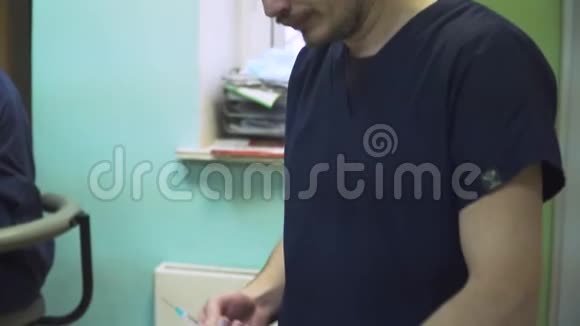 医生用注射器塞药视频的预览图
