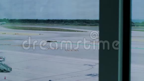 飞机从机场候机楼起飞视频的预览图