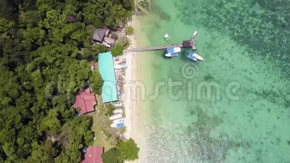 在婆罗洲马努坎岛的鸟瞰码头和船只视频的预览图