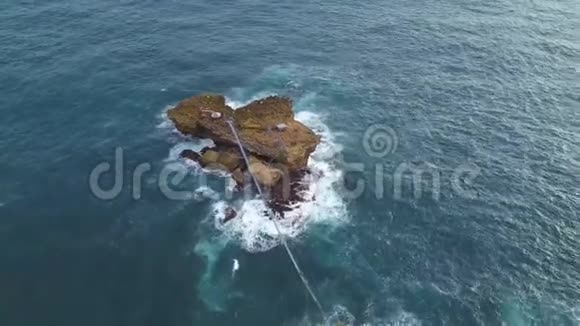蒲团Timanggondola乘坐横浪岩石视频的预览图