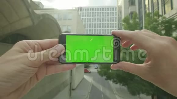 办公室外使用绿屏智能手机的人的个人视角视频的预览图