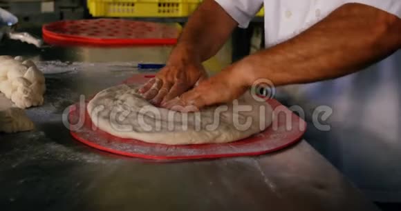 厨师洒面团比萨饼面团4k视频的预览图