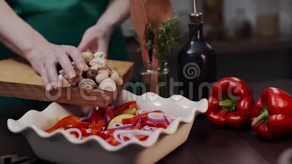 厨师用香瓜和蔬菜做饭菜厨师在饭菜中加入香瓜素食和美食食谱视频的预览图