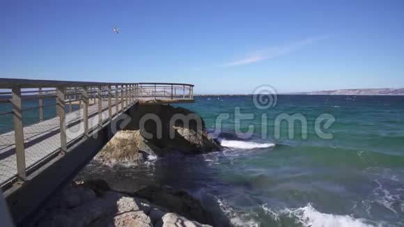 马赛湾海上有码头从加泰罗尼亚海滩俯瞰著名的地方视频的预览图
