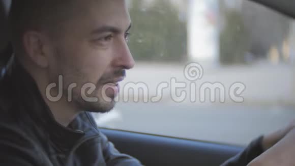 疲劳驾驶汽车一个人骑在疲惫的车上睡着了视频的预览图