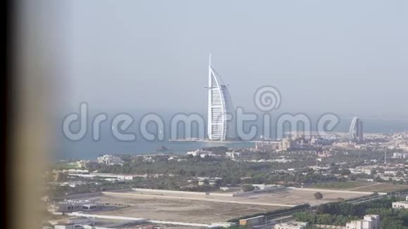 从酒店房间的窗户可以看到迪拜城的风景和蓝色库存令人惊叹的布尔奇亚阿拉伯奢华观视频的预览图
