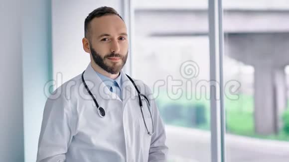 自信的白人男医生穿着白色的实验室外套看着镜头视频的预览图