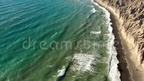 圣托里尼岛Vlihada海滩的顶级鸟瞰图视频的预览图