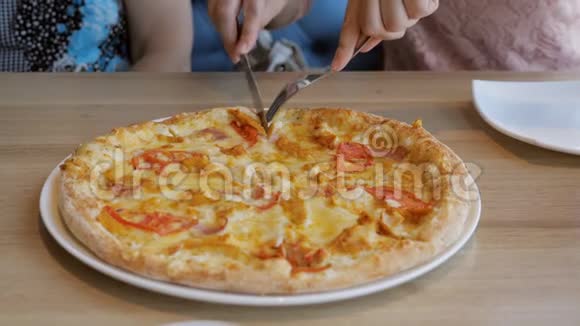 咖啡馆里的女人把披萨片放在盘子里视频的预览图