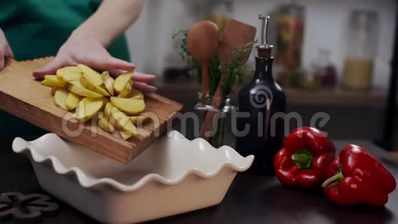 厨师用烤土豆和其他蔬菜做饭菜厨师在饭菜中加入土豆辛辣的素食和视频的预览图