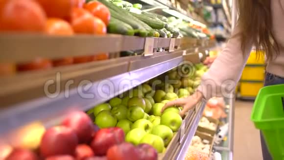 销售购物食品消费主义和人的观念女人带着袋子在杂货店买苹果视频的预览图