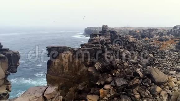 葡萄牙大西洋沿岸陡峭的悬崖海岸视频的预览图