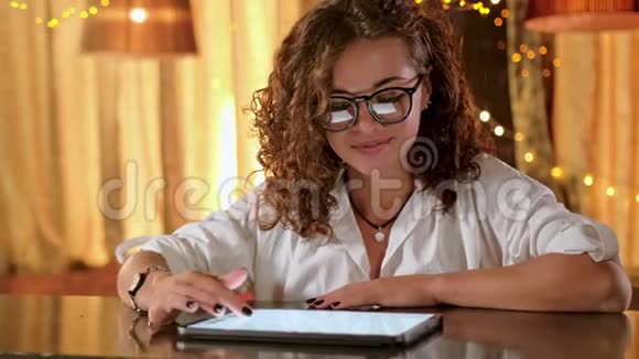 用数字平板电脑特写一位年轻商务女性的肖像视频的预览图